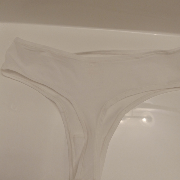 Skims Fits Everybody Thong - Picture 3 of 3